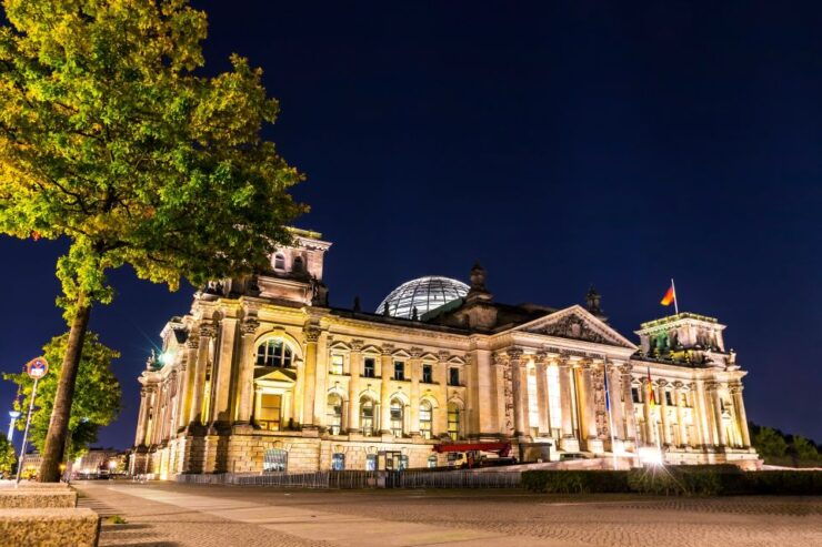 Berlin: Government District Evening Walking Tour - Experience