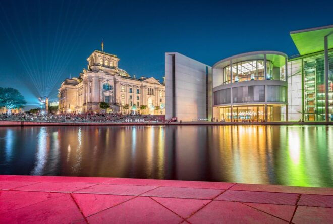 Berlin: Government District Evening Walking Tour - Highlights