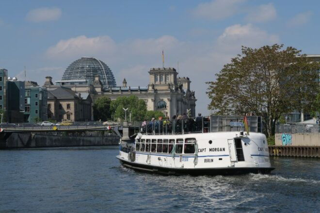 Berlin: Guided Spree River Sightseeing Cruise - Sightseeing Route and Landmarks