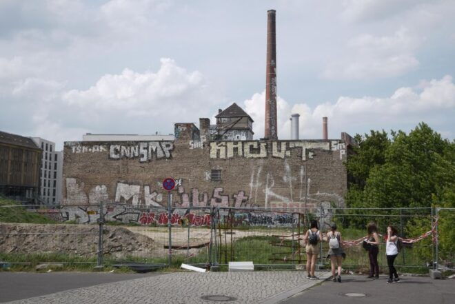Berlin: History and Alternative Tracks With Local Guide - Meeting Point and Tour Information