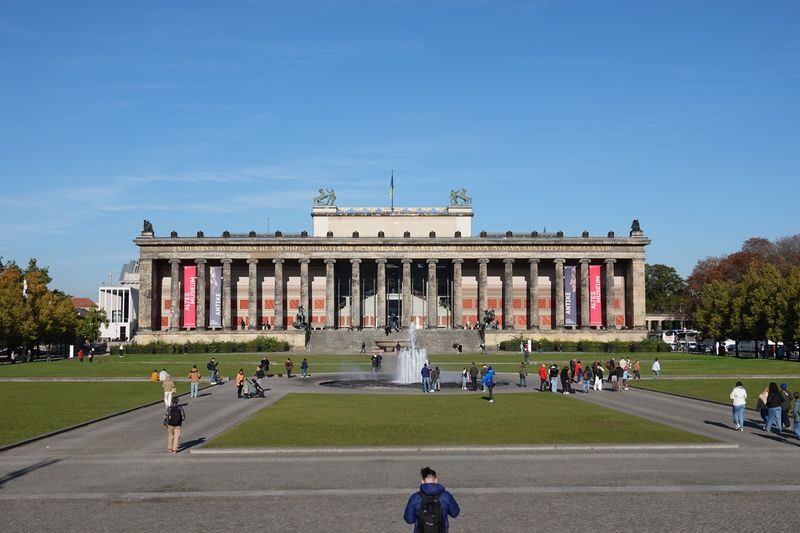 Berlin Hop-On Hop-Off Sightseeing Bus Tour - East Side Gallery: art on the former Wall