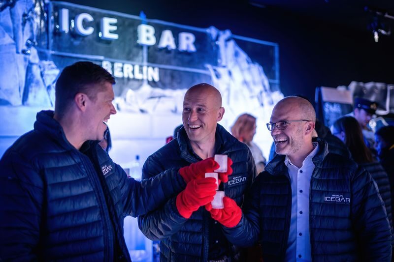 Berlin Icebar Ticket with free drinks - The warm lounge is your first stop