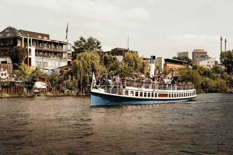 Berlin: Italo Disco Sunset Cruise on the Spree River - The Atmosphere on Deck