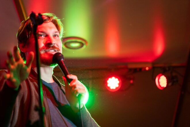 Berlin: Laughing Spree Comedy Show on a Boat - Detailed Experience Description
