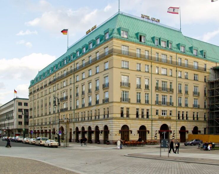Berlin Mitte: Smartphone Scavenger Hunt Sightseeing Tour - Experience