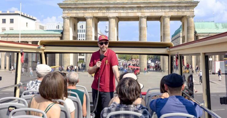Berlin: Panorama Sightseeing Tour Live in English and German - Tour Experience