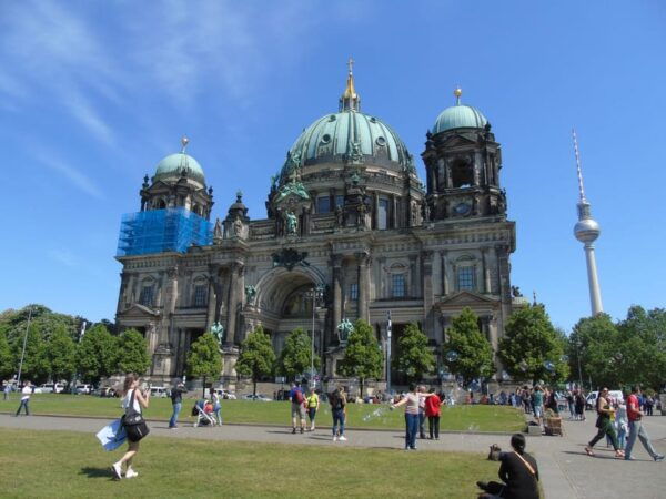 Berlin: Panorama Sightseeing Tour Live in English and German - Additional Services