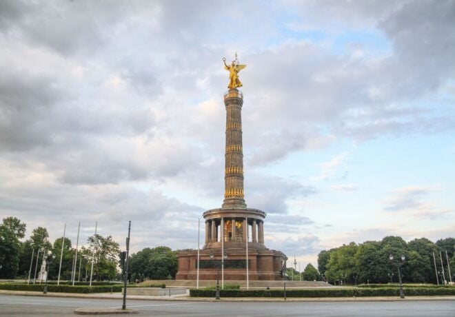 Berlin: Private 2-Hour Sightseeing Tour in Classic GDR Van - Availability and Starting Times