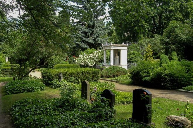 Berlin: Private 2-Hour Tour of Dorotheenstadt Cemetery - Common Questions