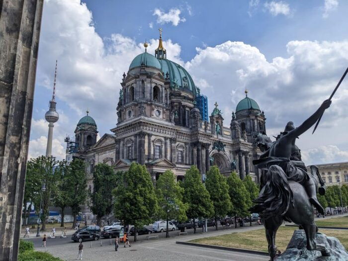 Berlin: Private Bike Tour by a Local Guide in Danish/English - FAQ