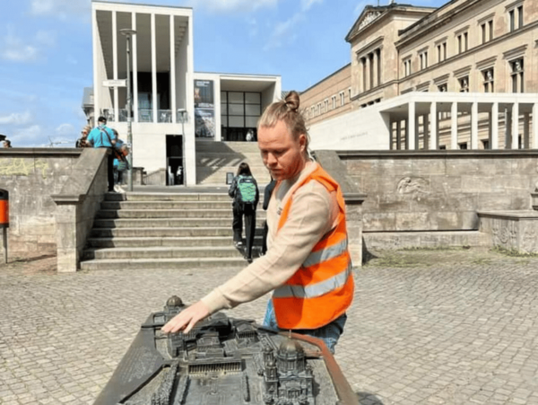 Berlin: Private Highlights Guided Bike Tour in Danish - Tips for Participants