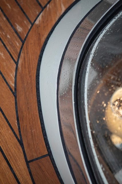 Berlin: Private Sightseeing Tour on Luxurious Electric Boat - Inclusions and Amenities