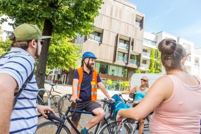 Berlin: Sights and Highlights Bike Tour - Language Options