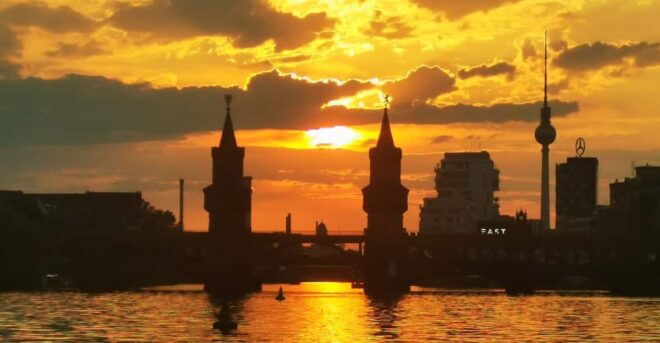 Berlin: Sunset Catamaran Cruise With Audio Guide - Audio Guide Features