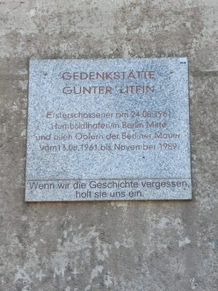 Berlin: Tour Through the Invalids Cemetery - Unique Features of Invalids Cemetery