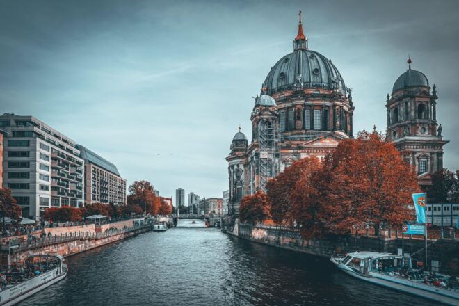 Berlin: Tour With Private Guide - Must-See Landmarks