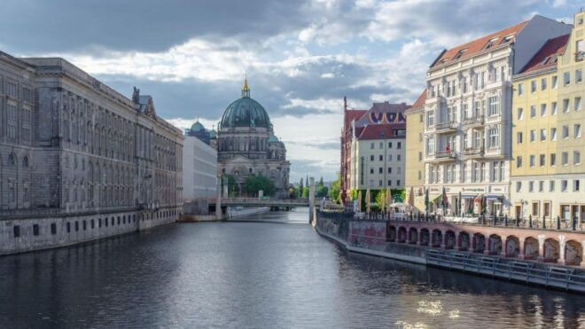 Berlin: Tour With Private Guide - Vibrant Neighborhoods