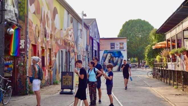 Berlin: Vegan Food & Cultural Walking Tour in Friedrichshain - Cultural Insights