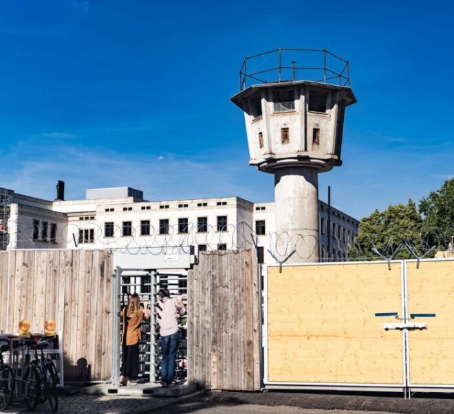 Berlin Wall & Cold War: Personal Life Stories Private Tour - Exploring the Berlin Wall