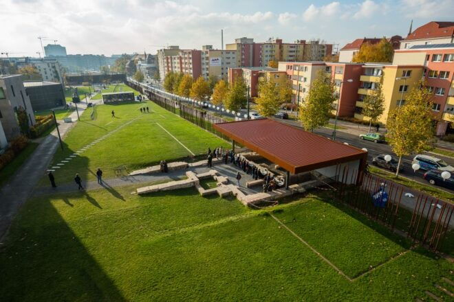 Berlin Wall: Fates, Heroes, and Love Stories Walking Tour - Berlin Wall History