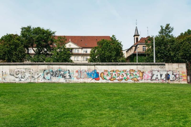Berlin: Wall Tour Fates, Love Stories, and Heroes - FAQ