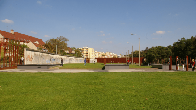 Berlin Wall Tour - Tears, Tunnels & Triumphs (Small Group) - What to Bring