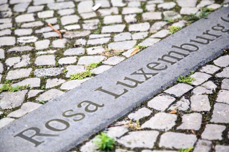 Berlin: Women of Berlin Walking Tour - Experience