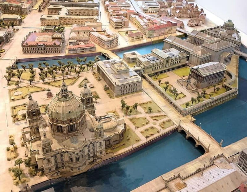 Berlin: World Clock to World Heritage & World War 2 Walk - FAQ