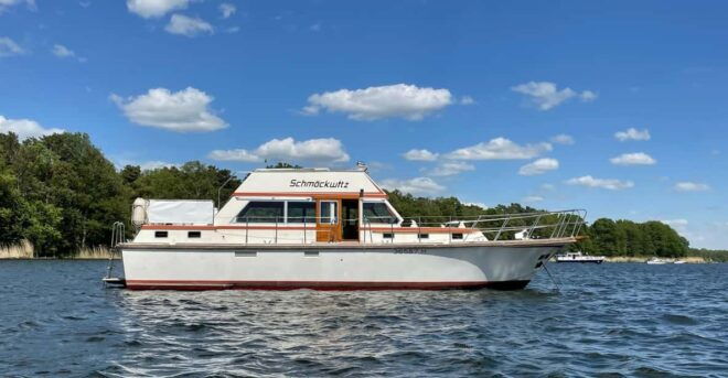 Berlin: Yacht Tour on the Lakes or City - Onboard Amenities