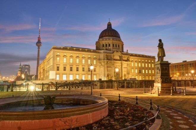 Berlin's Shadows: A Walking Ghost Tour - Tour Features and Inclusions