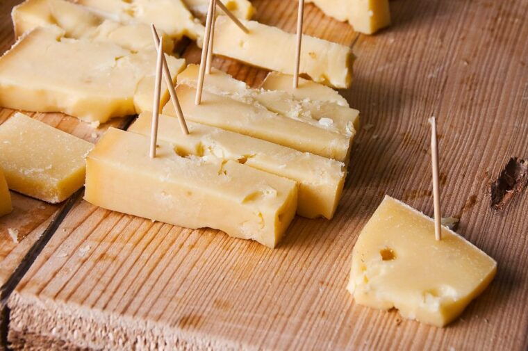 Bern: Gruyères Cheese and Cailler Chocolate Tasting Tour - Meeting Point and Accessibility