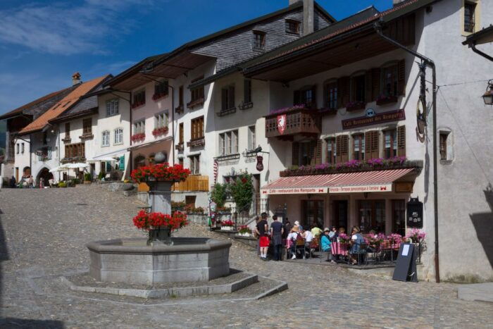 Bern: Gruyères Cheese and Cailler Chocolate Tasting Tour - Exploring Gruyères Cheese Dairy