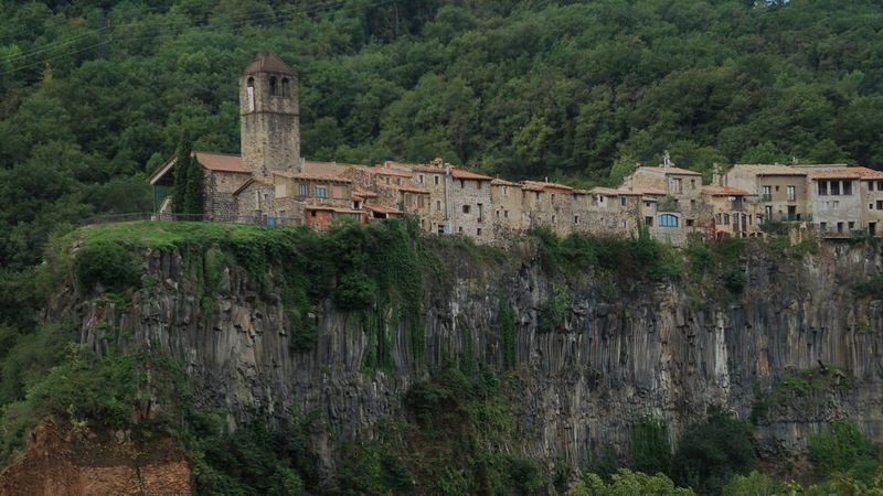 Besalu, Vic and medieval towns tour from Barcelona - Castellfollit’s dramatic cliffside view