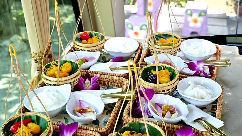 Best Damnoen Market Premium Tour: Michelin Food, Train Ride & Photos - Damnoen Saduak by boat, not just by the bank