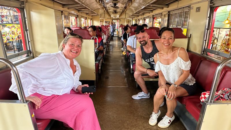 Best Damnoen Market Premium Tour: Michelin Food, Train Ride & Photos - Salt Lake Café: a quieter final stop