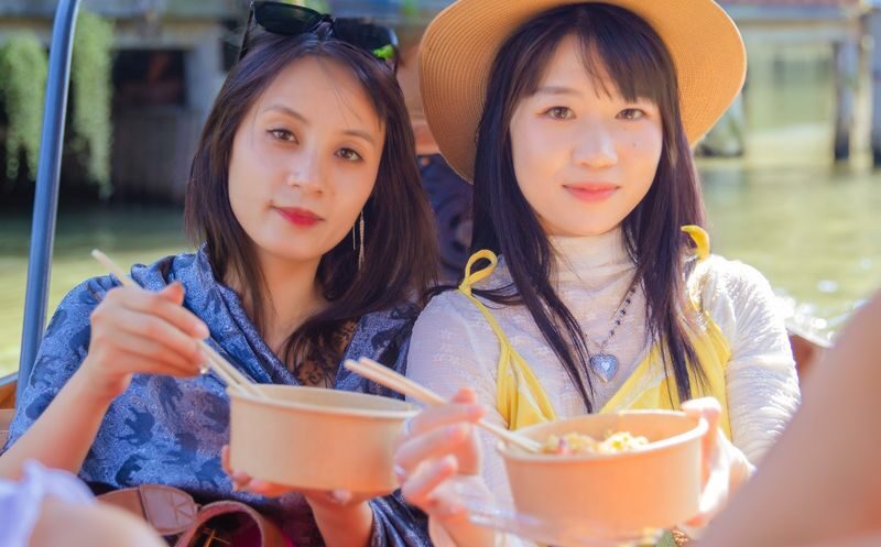 Best Damnoen Market Premium Tour: Michelin Food, Train Ride & Photos - What the price buys, and what it does not