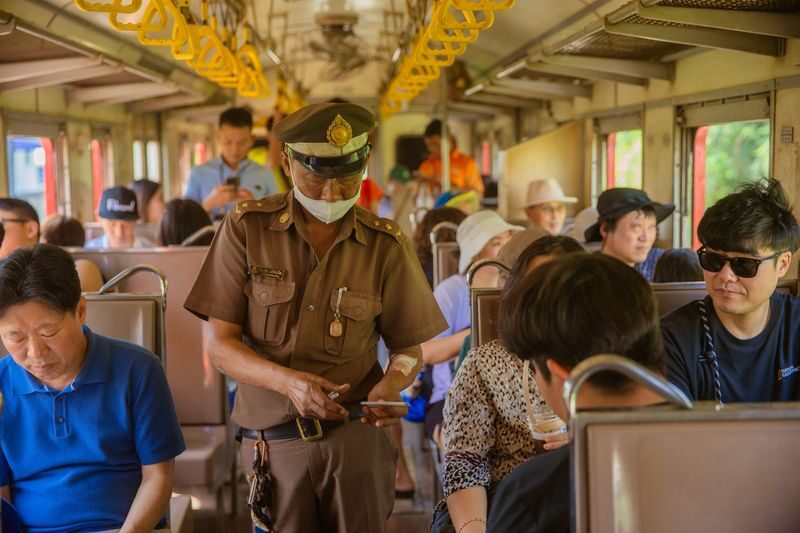Best Damnoen Market Premium Tour: Michelin Food, Train Ride & Photos - Who should book this day trip?