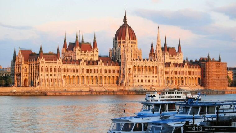 Best of Budapest: Private Walking Tour with a Local - Detailed Breakdown of the Tour