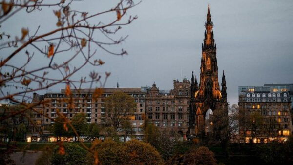 Best of Edinburgh Walking Tour-3 Hours, Small Group Max 10 - Meeting Point
