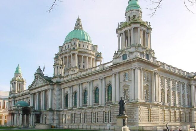 Best of Ireland 6-Day Backpackers Economy Tour - Derry Historic Walking Tour