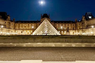 Best of Paris Guided Tour with 15 Attractions - The guides add stories, photos, and useful advice