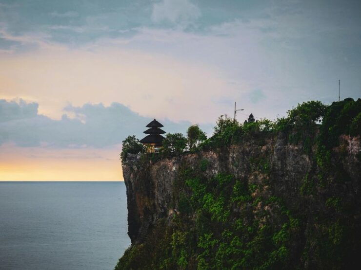 Best of Uluwatu Sunset, Kecak Dance With Dinner in Jimbaran - Uluwatu Temple: A Breathtaking Heritage