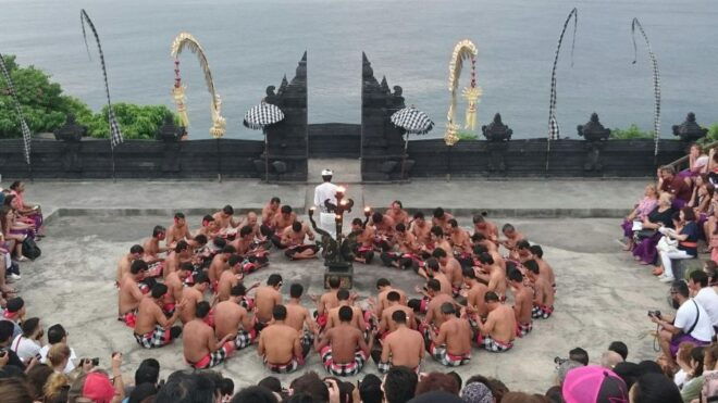 Best of Uluwatu Sunset, Kecak Dance With Dinner in Jimbaran - Jimbaran Bay: Seafood Dining Delight