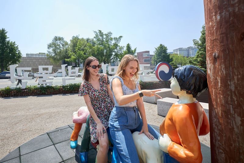 Best Seoul Palaces & N Seoul Tower Tour (Half & Full Day) - Folk Traditions, Insadong and Market Food