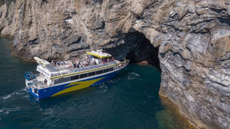 Between Cliffs and Sea: Trip to Cadaqués and Paradise Swim - Onboard Amenities and Atmosphere