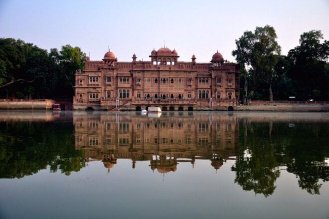 Bikaner Full Day Sightseeing With Junagarh Fort & Temples - Bikaners Savory Snacks and Cuisine