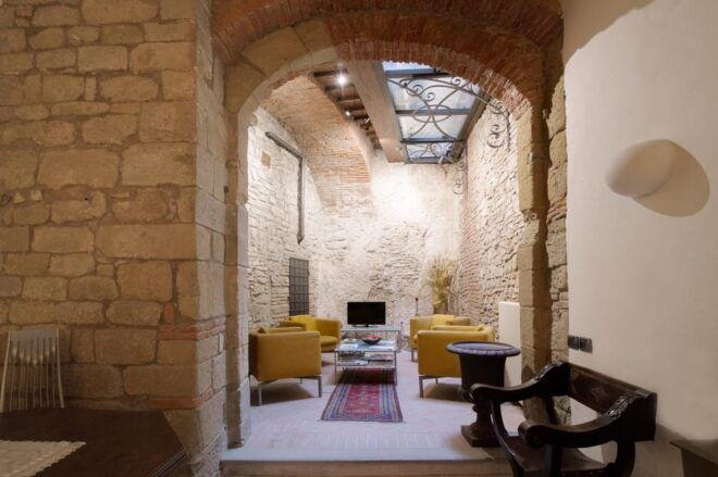 BIKE STORAGE/DEPOSITO BICICLETTE - Exploring Arezzo by Bike