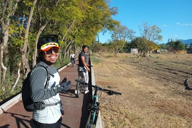 Bike tour to the Tule Tree and the Gastronomic Market - Food and Market Experience