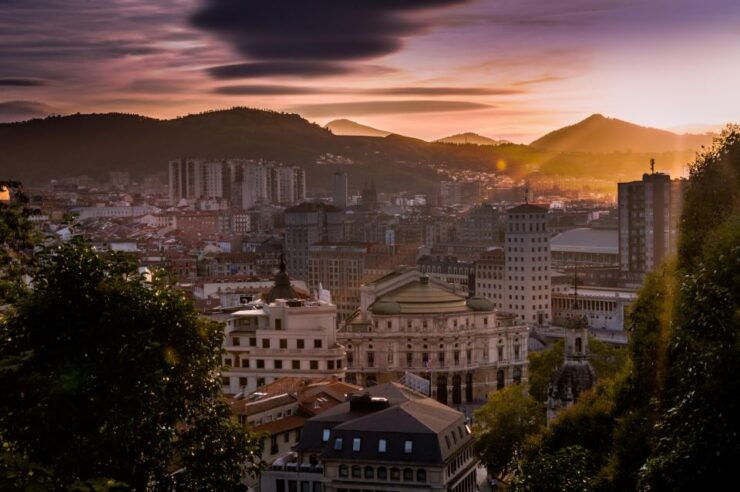 Bilbao: Express Walk With a Local in 60 Minutes - Activity Description
