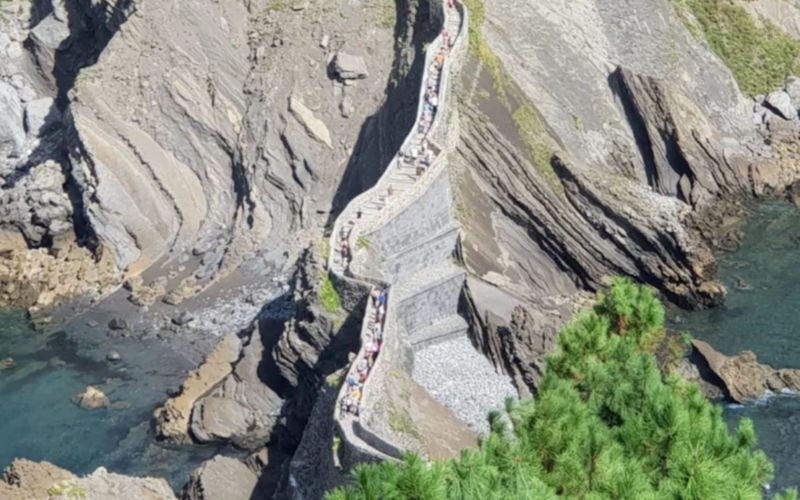 Bilbao Gaztelugatxe & Mundaka Half-Day Tour - What the guide adds, and what remains unclear